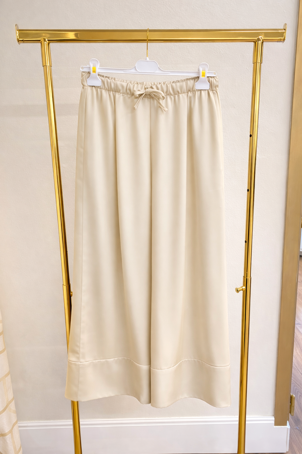 Pantalone di raso con coulisse e risvoltone