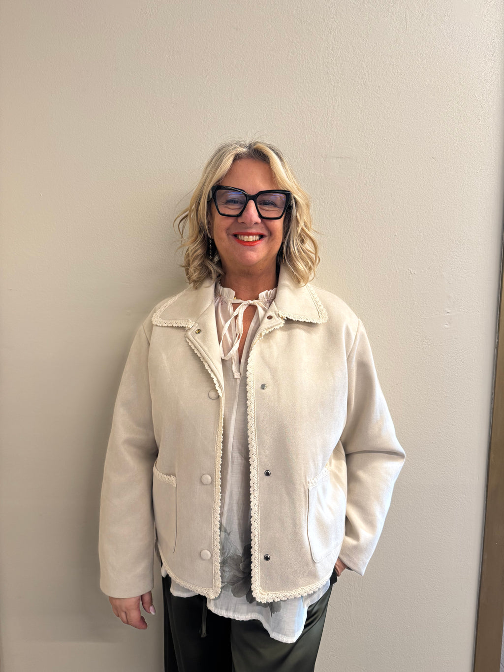 Giubbino scamosciato con dettagli in pizzo