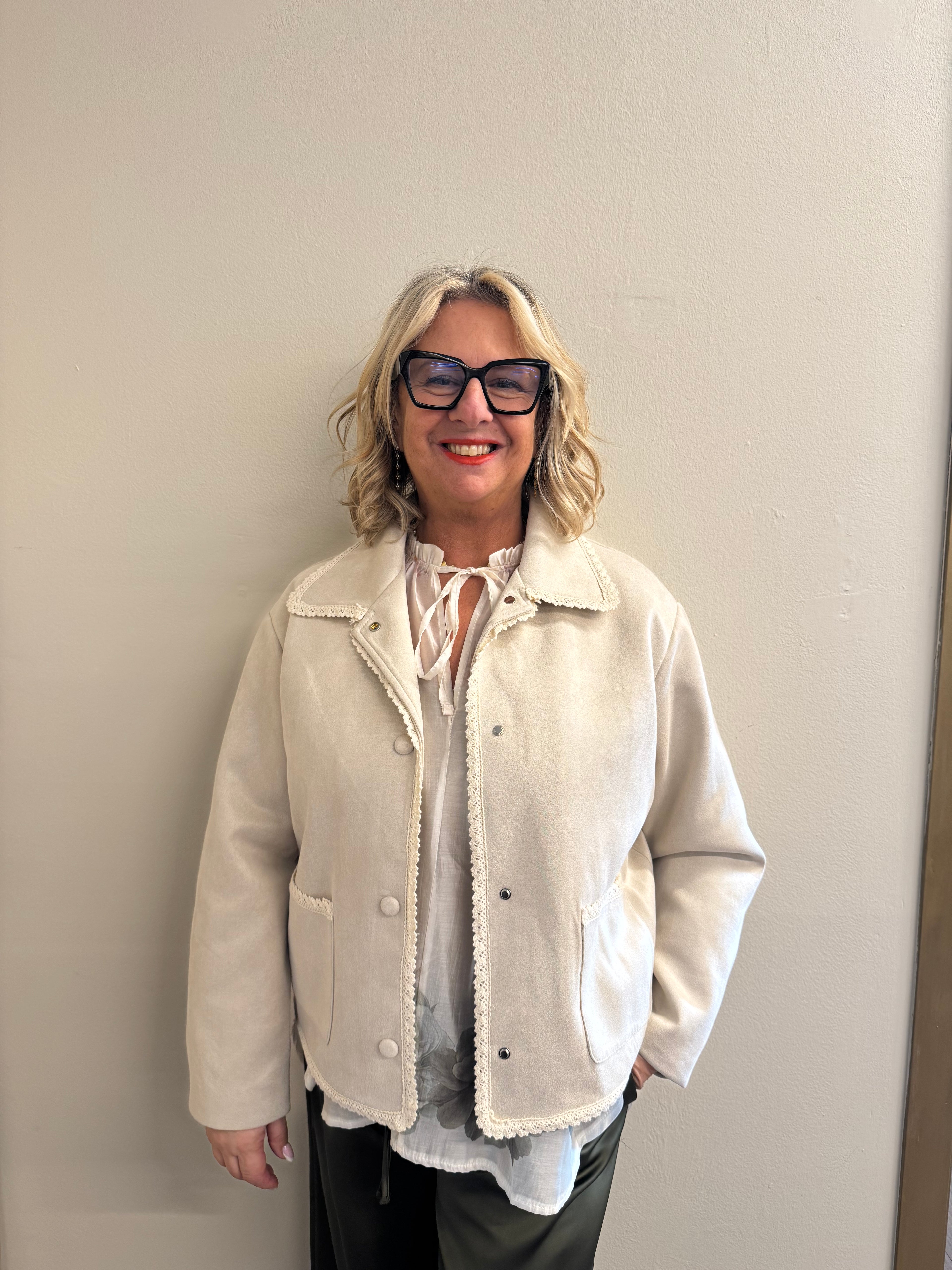 Giubbino scamosciato con dettagli in pizzo