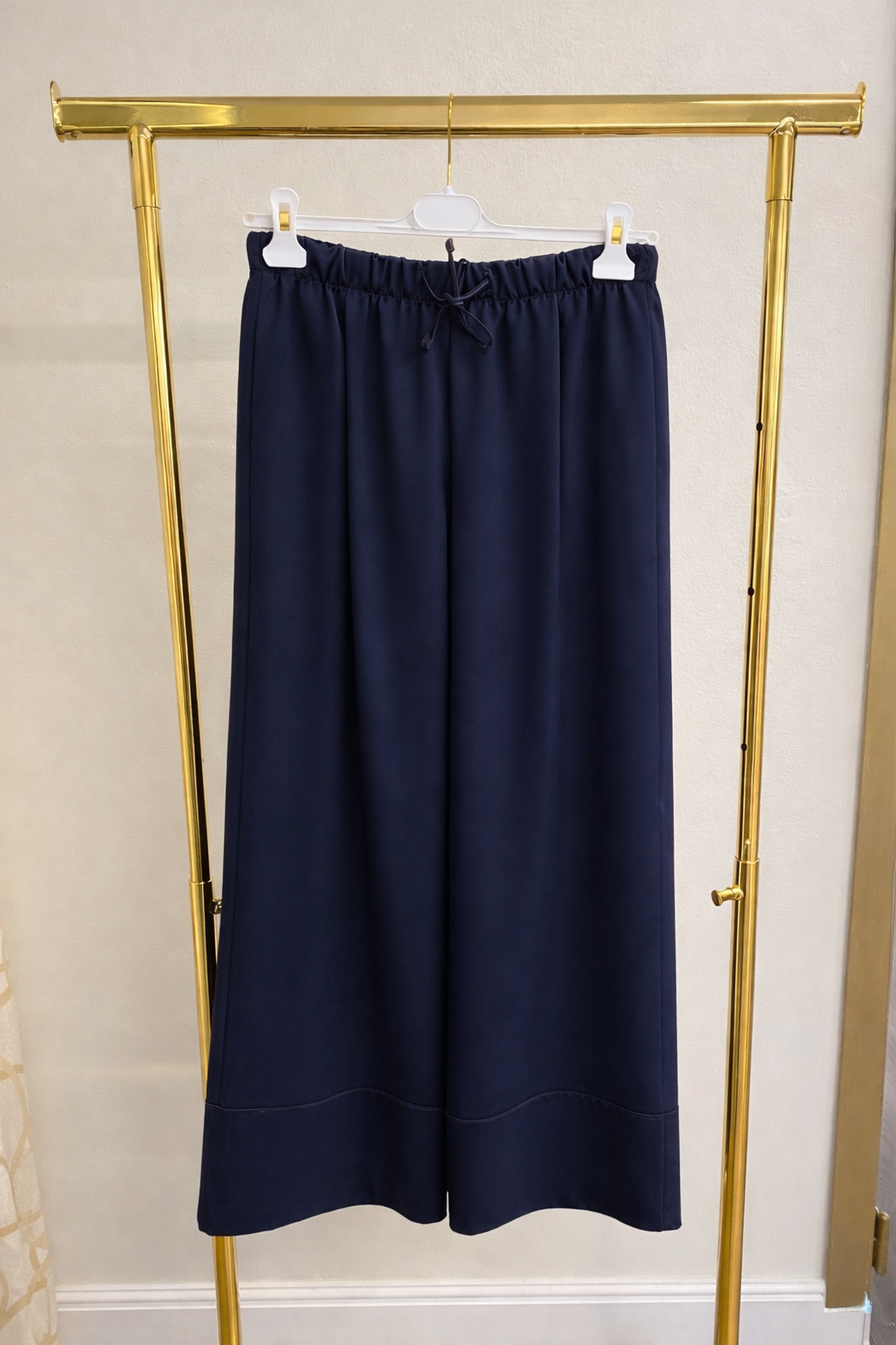 Pantalone di raso con coulisse e risvoltone