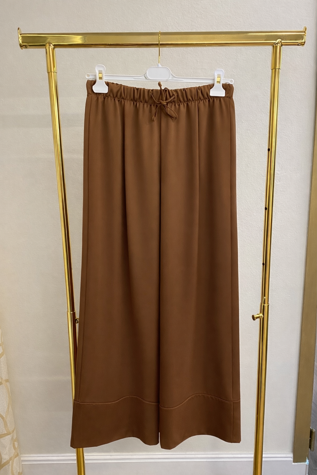 Pantalone di raso con coulisse e risvoltone