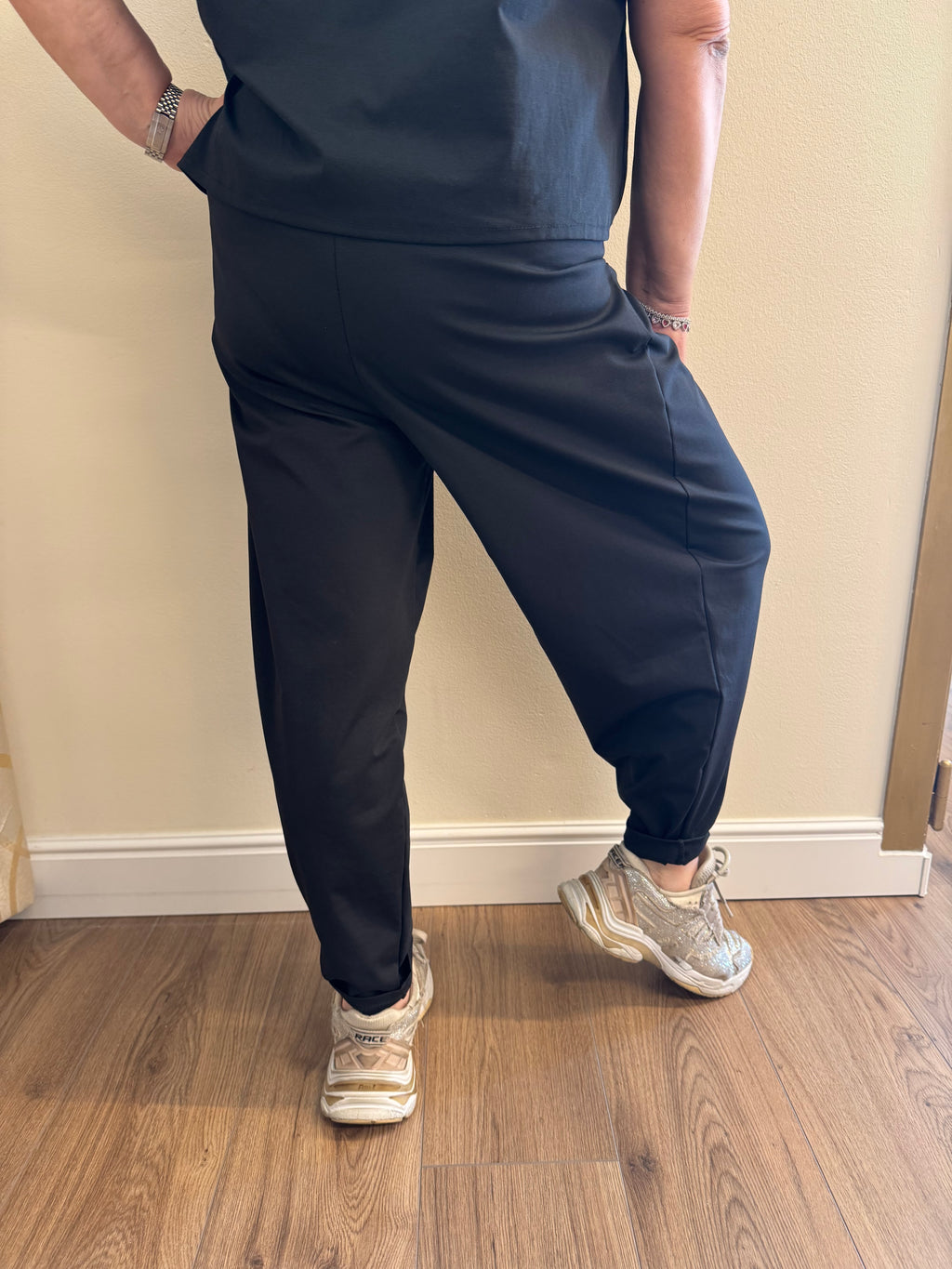 Pantalone Jogger Elegante con Nodo Laterale – Nero Ester
