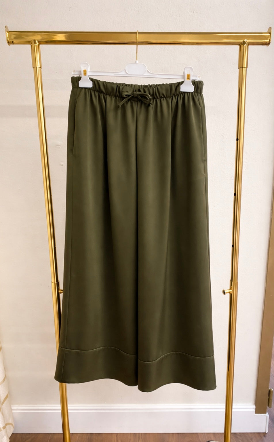 Pantalone di raso con coulisse e risvoltone