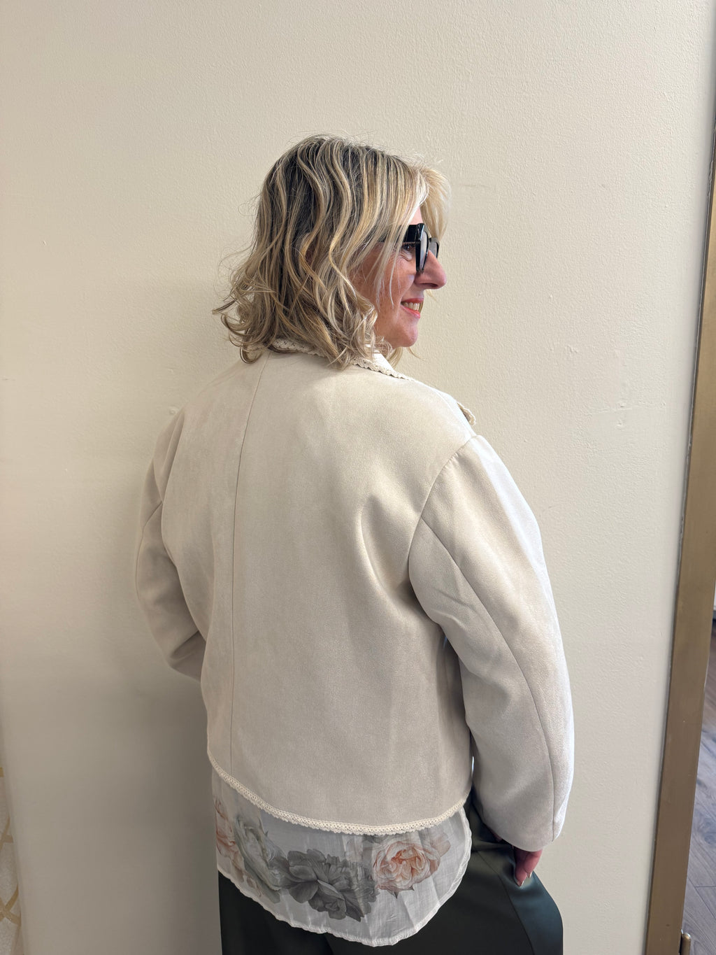 Giubbino scamosciato con dettagli in pizzo