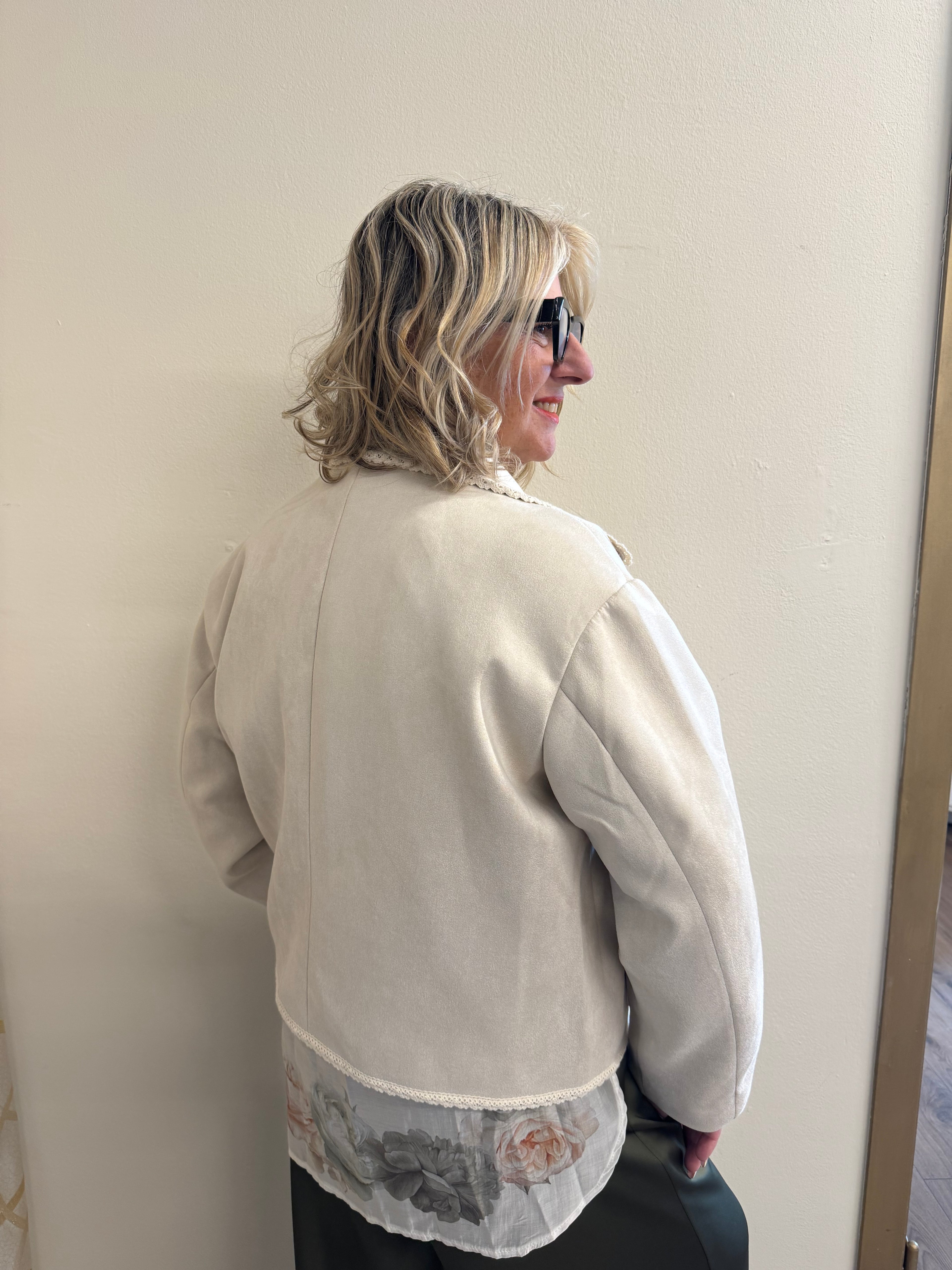 Giubbino scamosciato con dettagli in pizzo