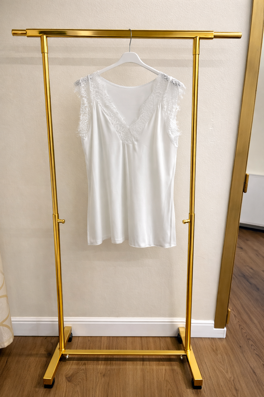 Canotta raso pizzo spalla larga