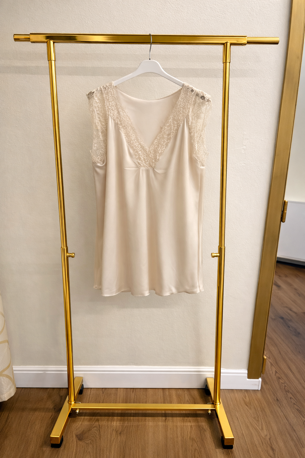 Canotta raso pizzo spalla larga