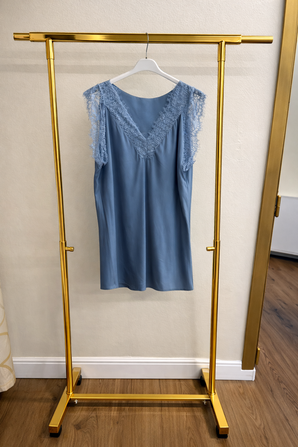 Canotta raso pizzo spalla larga