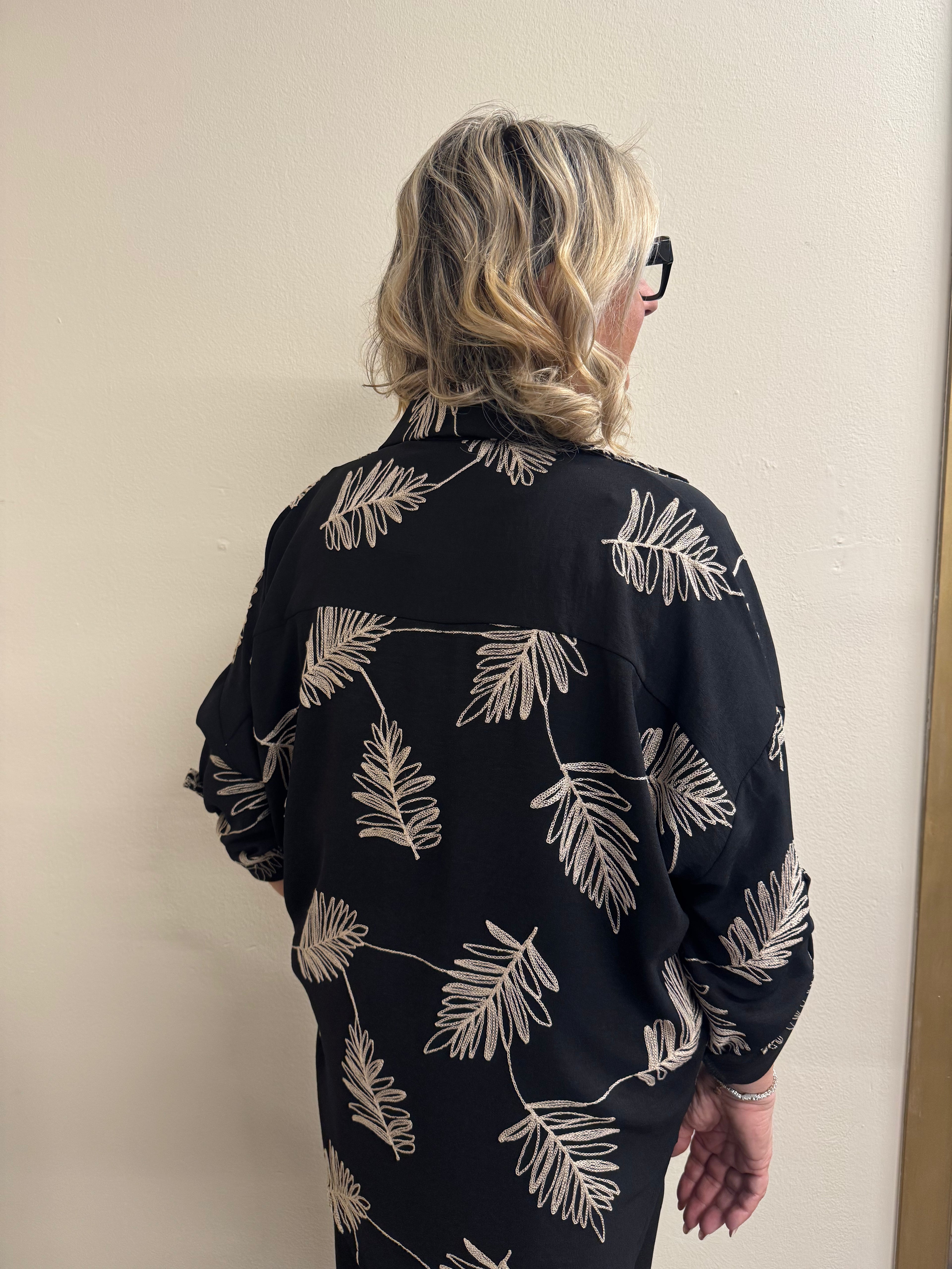 Camicia foglie ricamate