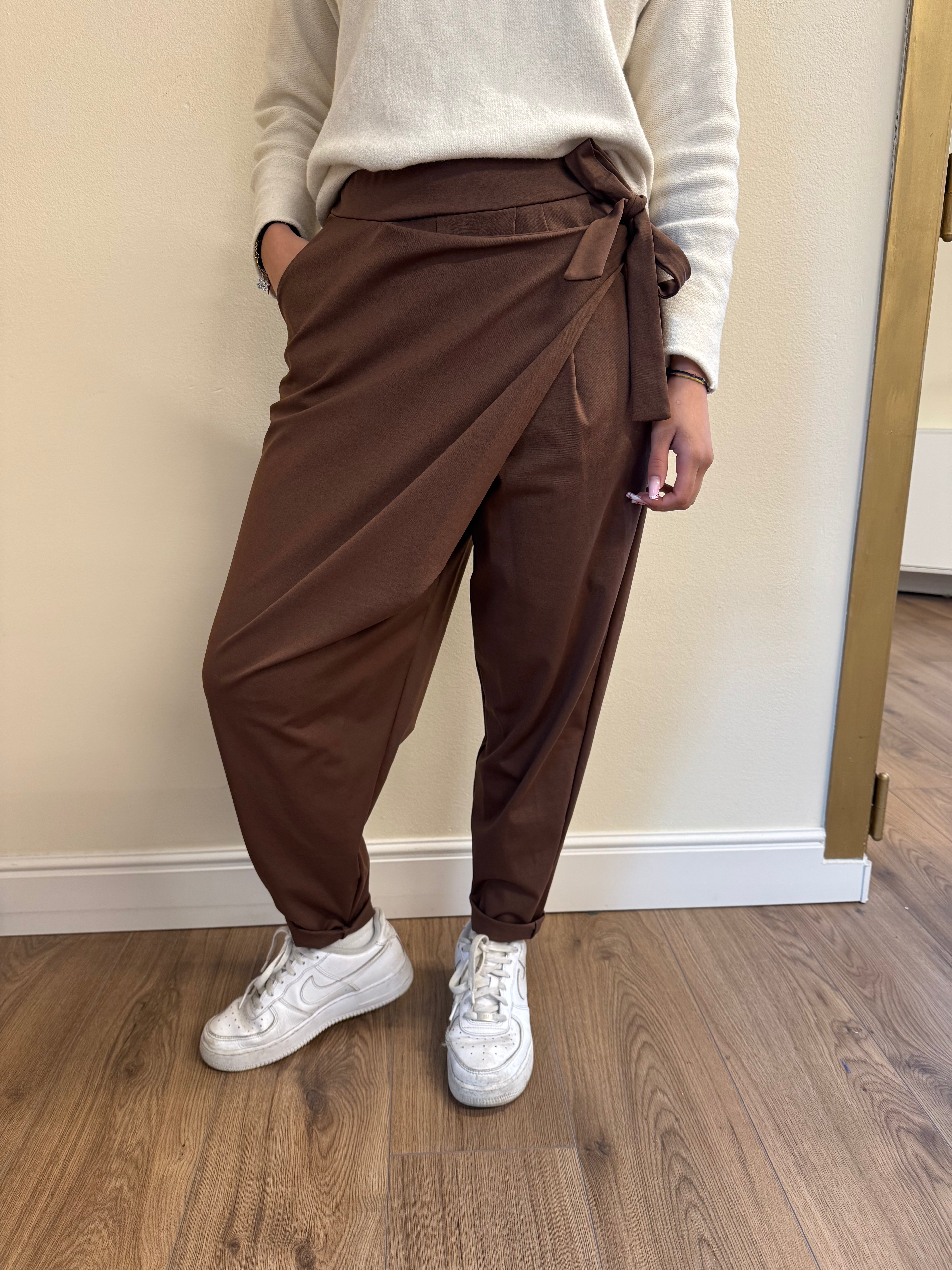 Pantalone Jogger Elegante con Nodo Laterale – Nero Ester