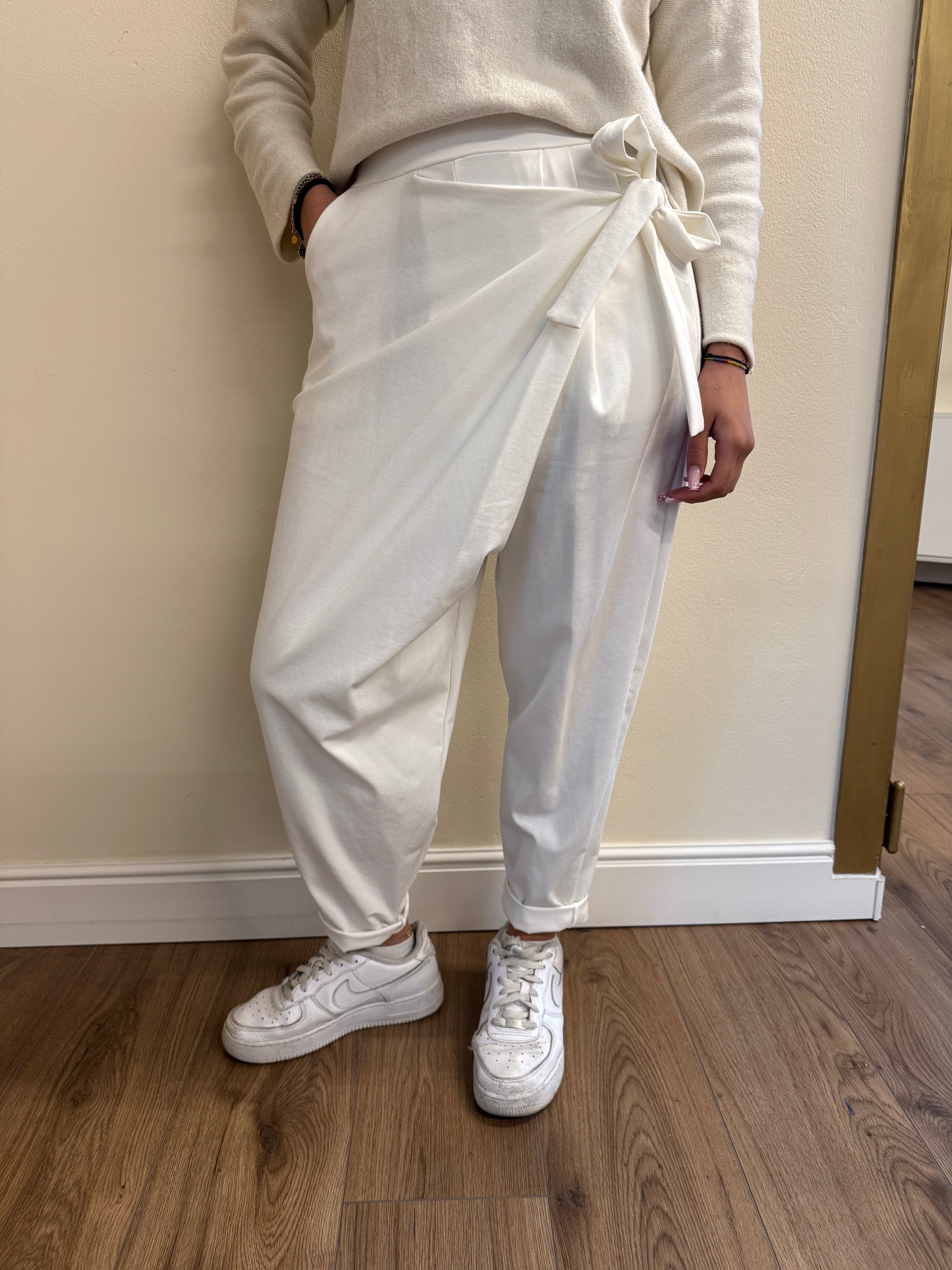 Pantalone Jogger Elegante con Nodo Laterale – Nero Ester